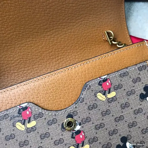 First bag ru Chain GG Disney x Gucci Wallet 0523